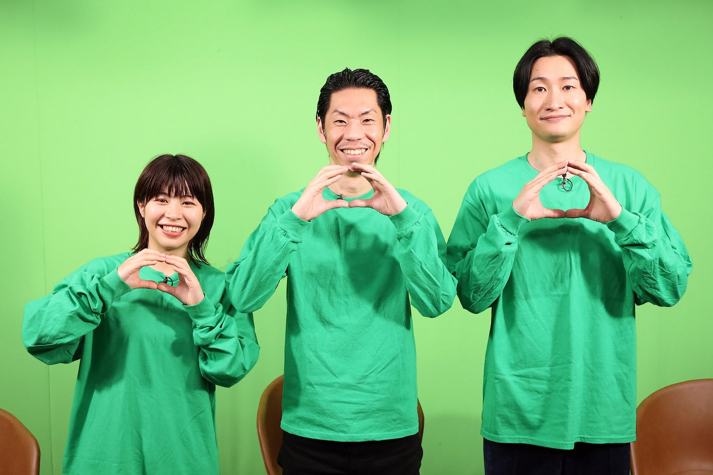 左からAマッソ加納、呂布カルマ、相席スタート山添。