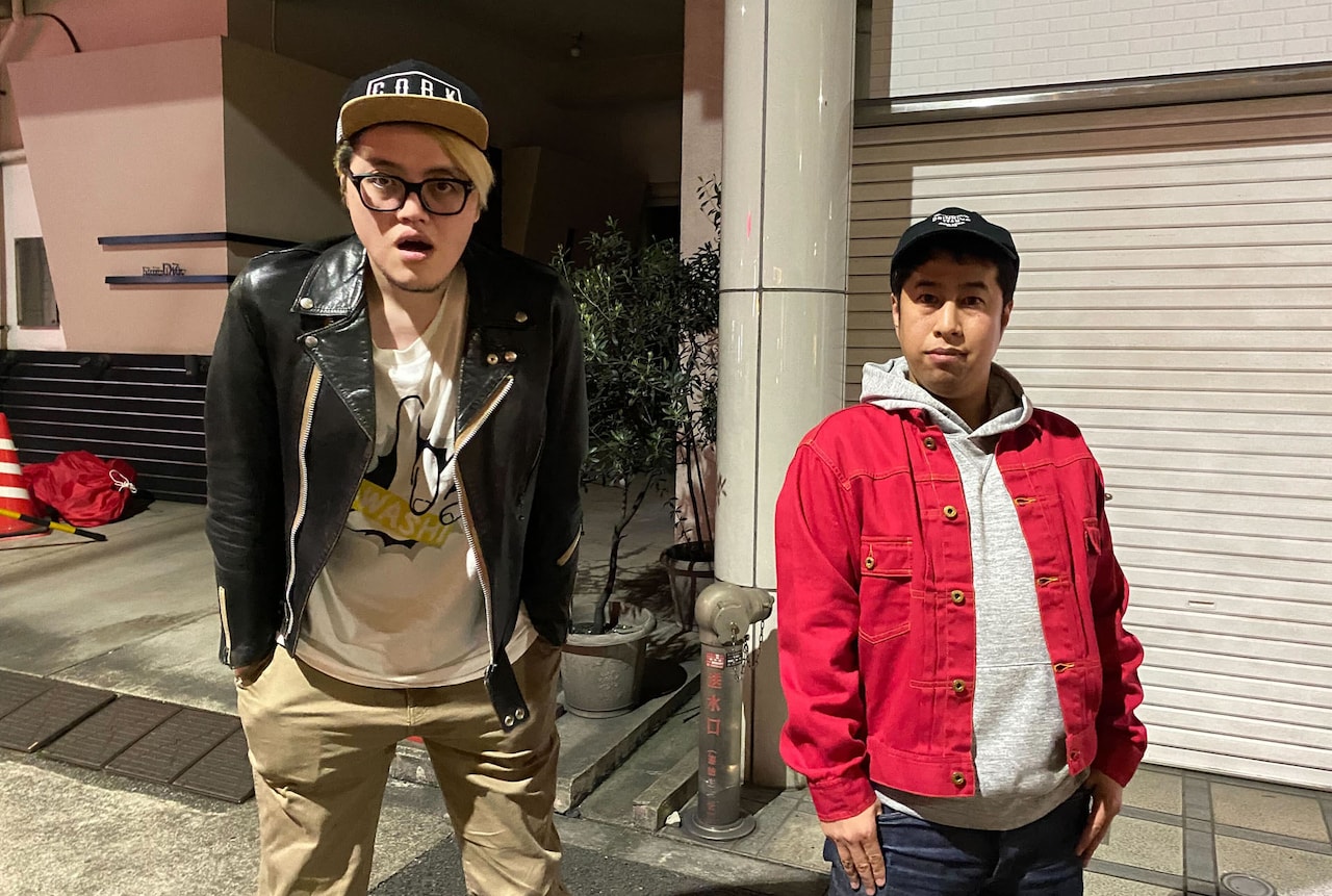 そこらへんの路上にて、飯塚大悟(左)とウエストランド井口(右)。