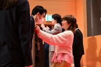 ゲストが新入社員の首に社員証をかけるコーナーの様子。