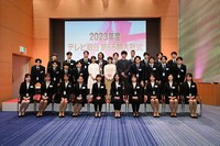 2023年度テレビ朝日入社式にサプライズゲストとして登場した見取り図（後列中央）らと新入社員たち。