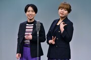 「おばはんのピースの位置」をますみ（右）が実演する、天才ピアニスト。