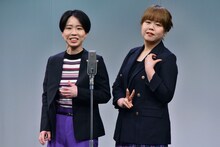 「おばはんのピースの位置」をますみ（右）が実演する、天才ピアニスト。