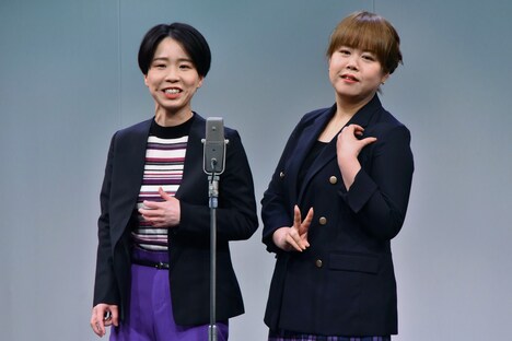 「おばはんのピースの位置」をますみ（右）が実演する、天才ピアニスト。
