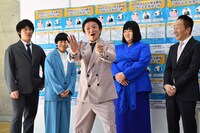 新社会人へ向けたギャグを取材陣に求められ、「トラックギャグ」を披露する狛犬・坂口トラック（中央）。