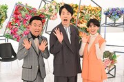 「ニュースそこだけファイル」MCのかまいたちとホラン千秋（右）。(c)TBS