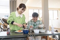 「ハピキャン 家族で楽しむおうちキャンプ」より。