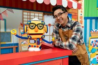 おぎやはぎ小木が声を当てるロボット・カンリとマモル役のおぎやはぎ矢作。(c)NHK