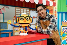 おぎやはぎ小木が声を当てるロボット・カンリとマモル役のおぎやはぎ矢作。(c)NHK