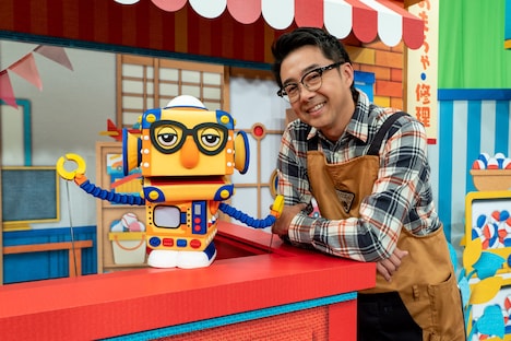 おぎやはぎ小木が声を当てるロボット・カンリとマモル役のおぎやはぎ矢作。(c)NHK