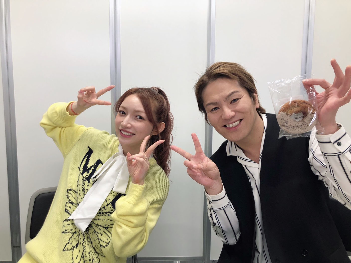 後藤真希（左）と狩野英孝（右）。