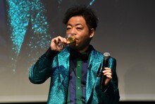 シャンパンを試飲するダイアン・ユースケ。