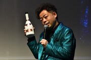 シャンパンサーブ対決に臨むダイアン・ユースケ。