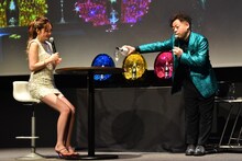 「あちらのお客様……ビッグダディ様からです」と話しながらシャンパンを注ぐダイアン・ユースケ。