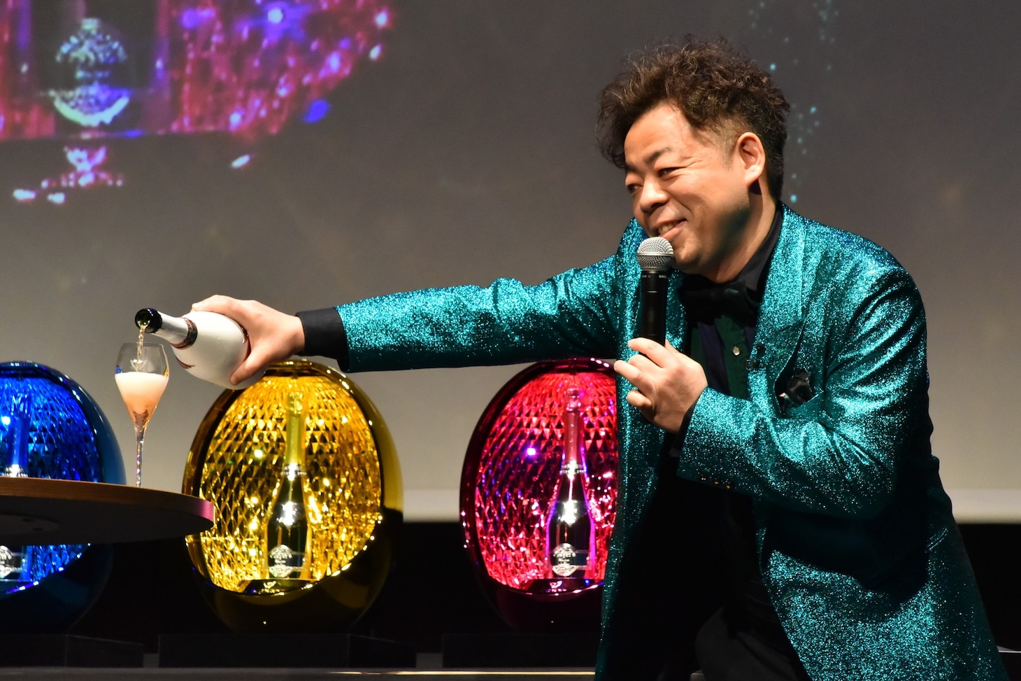 シャンパンを注ぐダイアン・ユースケ。