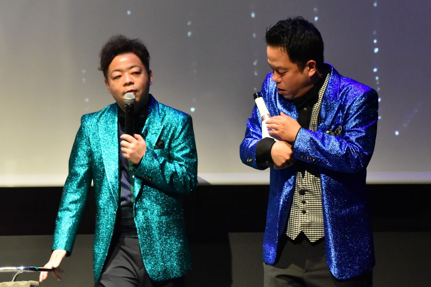 シャンパンを赤ん坊のように抱えるダイアン津田。