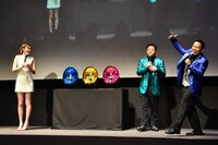 シャンパンサーブ対決でダイアン津田（右）が勝利した瞬間。