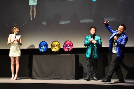 シャンパンサーブ対決でダイアン津田(右)が勝利した瞬間。