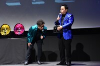 シャンパンサーブ対決で勝利し、ボックス入りのシャンパンをプレゼントされたダイアン津田。