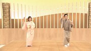 尾上菊之丞に日本舞踊を習う大久保佳代子。(c)NHK
