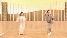 尾上菊之丞に日本舞踊を習う大久保佳代子。(c)NHK