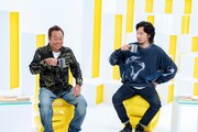 「人生を豊かにする、週末HOW TOバラエティ ララLIFE」初回でコーヒーを嗜むMCのさまぁ～ず三村と青木崇高。(c)TBS