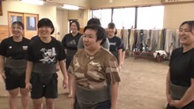 鳥取城北高校の女子相撲部の稽古を体験する、やす子（中央）。(c)フジテレビ