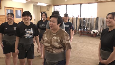 鳥取城北高校の女子相撲部の稽古を体験する、やす子（中央）。(c)フジテレビ