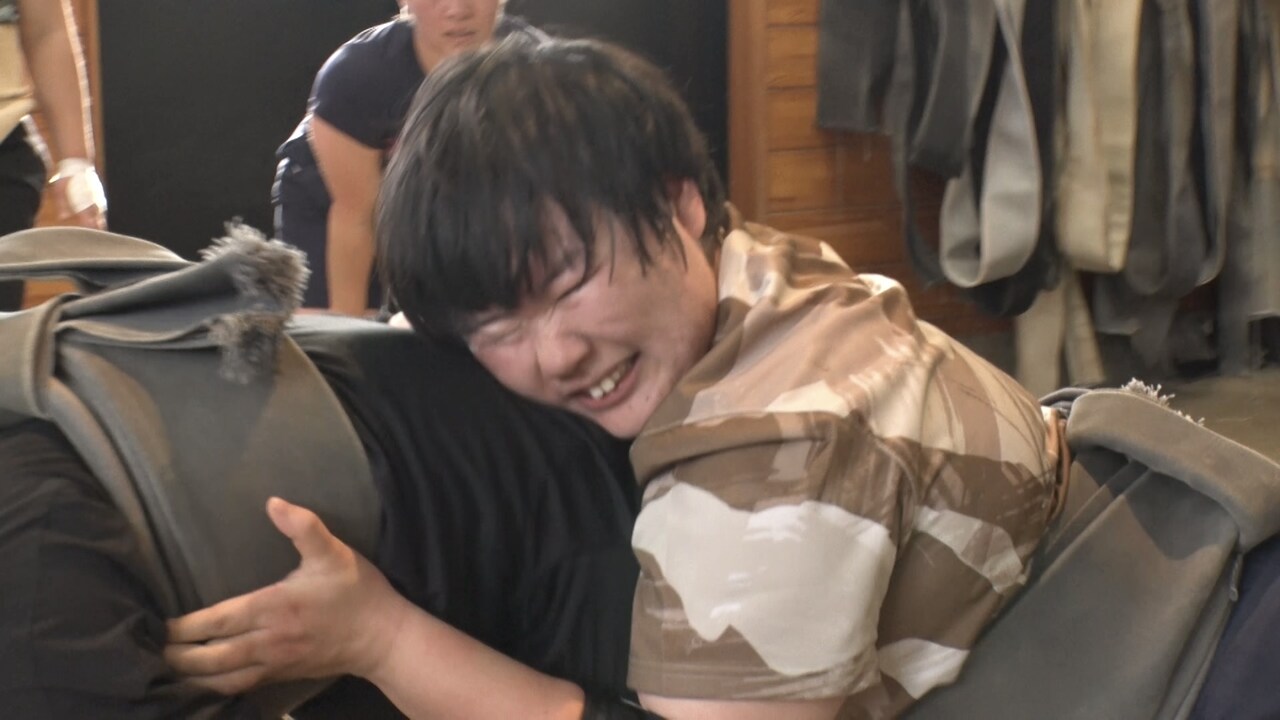 やす子、強豪女子相撲部でぶつかり稽古