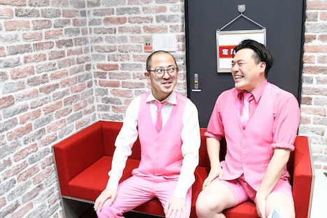 囲み取材に応じるちゃんぴおんず。