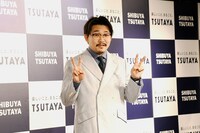 ピースサインのオズワルド伊藤。