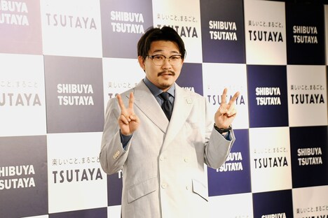 ピースサインのオズワルド伊藤。