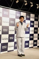 オズワルド伊藤の全身。