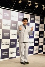 オズワルド伊藤の全身。