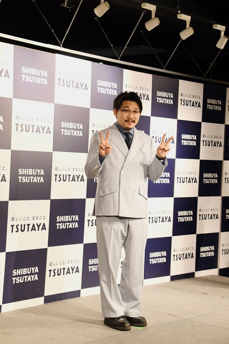 オズワルド伊藤の全身。