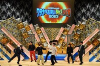 ABEMA生中継のCM中、BGMにあわせて突如始まったダンスタイムの様子。