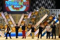 豆鉄砲が優勝決めた瞬間の（左から）ゼンモンキー、Aマッソ、豆鉄砲。