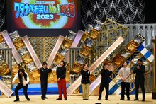 豆鉄砲が優勝決めた瞬間の（左から）ゼンモンキー、Aマッソ、豆鉄砲。