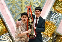 「ABEMA presents ワタナベお笑いNo.1決定戦2023」で優勝した豆鉄砲。左から、東健太郎、佐藤直輝。