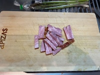 ベーコンを切る。