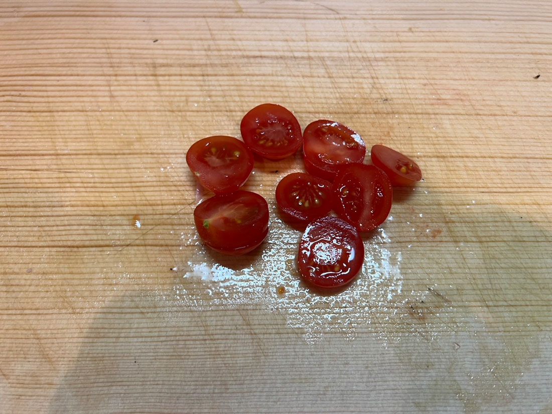 スライスしたプチトマト。