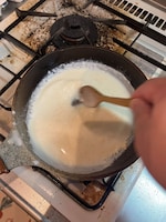 ホワイトソースと牛乳を鍋に入れて火をかけながら混ぜる。