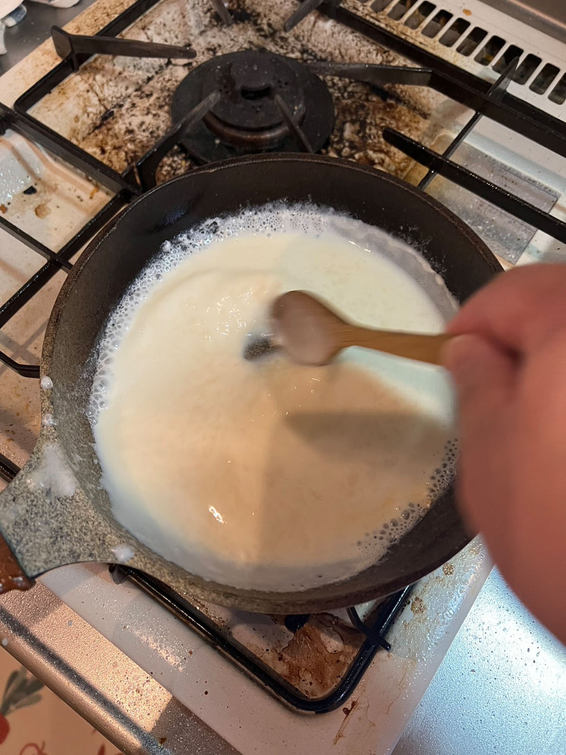 ホワイトソースと牛乳を鍋に入れて火をかけながら混ぜる。