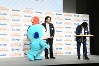 リリーの描いているイラストが気になるハンギョドン。