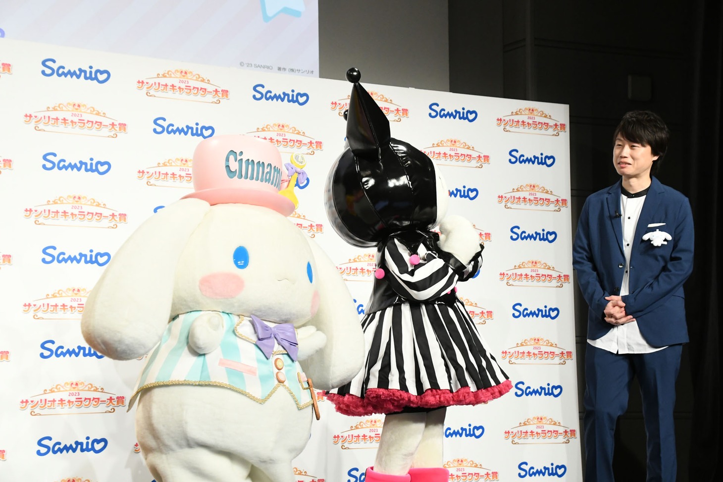 クロミに見つめられる見取り図リリー。