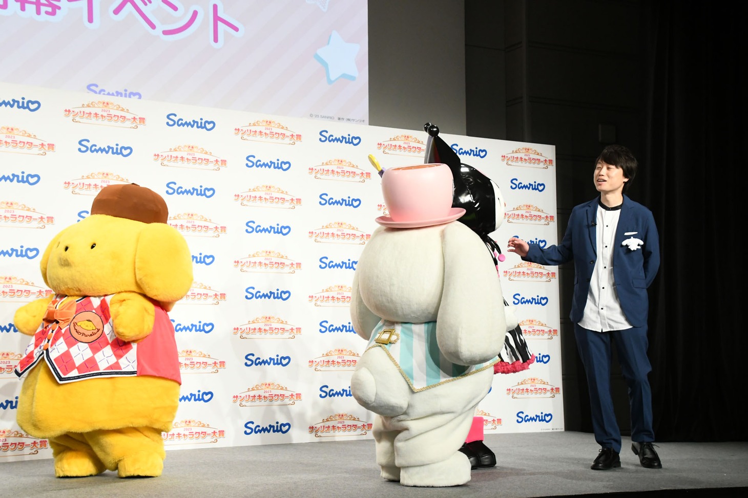 自分たちに投票してほしいとアピールするキャラクターたち。