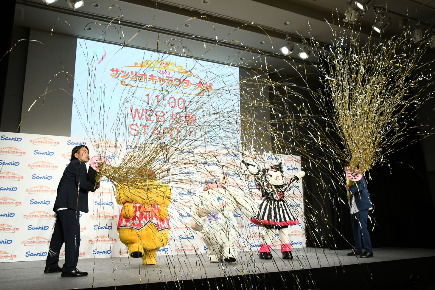 投票スタートを盛大に祝う見取り図と、ポムポムプリン、シナモロール、クロミ。