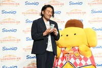 ハンギョドンに投票する見取り図・盛山のスマホ画面を覗き込むポムポムプリン。