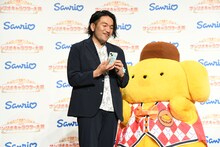 ハンギョドンに投票する見取り図・盛山のスマホ画面を覗き込むポムポムプリン。