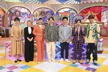 「有吉クイズ」にスタジオ出演する（左から）野村真季アナ、小芝風花、アンミカ、有吉弘行、フットボールアワー後藤、霜降り明星せいや、小山慶一郎。(c)テレビ朝日