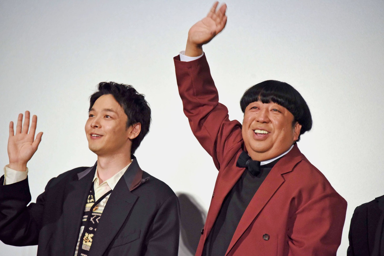 左から中村倫也、バナナマン日村。